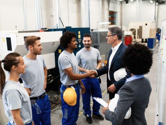 Als Ingenieurin oder Ingenieur neu in Deutschland? Der VDI unterstützt dich! 